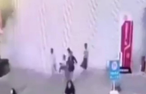 Çin'de hissedilen depremde gökdelenden taşan havuz suyu insanları sürükledi