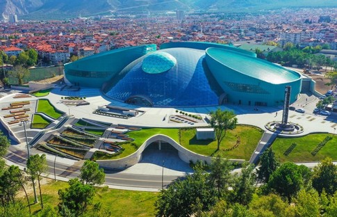 Denizli’de kongre merkezinin adının değişmesi tartışma yarattı