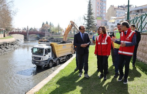 Porsuk'tan 50 bin ton dip çamuru çıkarıldı