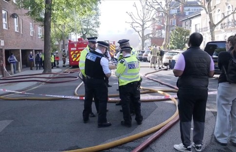 Londra'da korkutan yangın! 80 kişi tahliye edildi