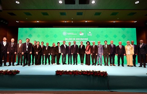 Bakan Kacır, İklim ve Ekonomi Sürdürülebilir Mobilite Araç ve Teknolojileri Zirvesi'ne katıldı.