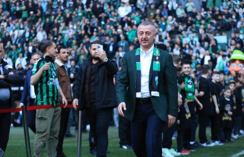 Kocaelispor şampiyonluk kupasını kaldırdı