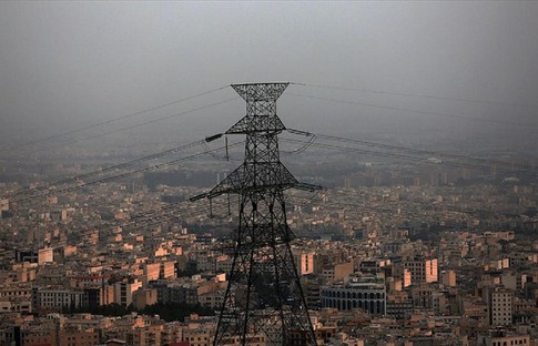 İran'da tasarruf yapmayan binlerce evin elektriğini kestiler