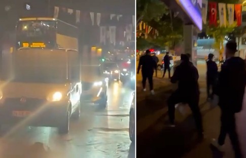 Kadıköy'de Galatasaray bayrağı taşıyan araca taşlı saldırı