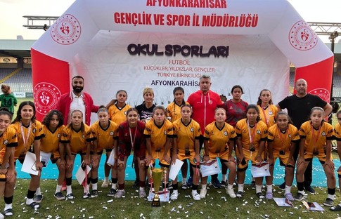 Adil Sani Konukoğlu Spor Lisesi Kadın ve Erkek Futbol Takımları'ndan Türkiye derecesi