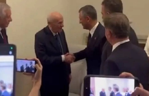 Bahçeli, Özel ile tokalaştı: Çok hareketlisiniz maşallah