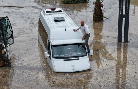 Trabzon'da sel felaketi: Çok sayıda ev ve iş yerini su bastı