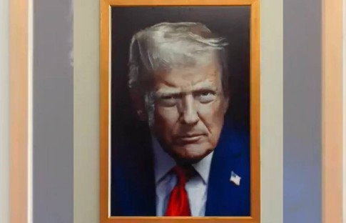 Trump'ın yeni resmi portresi paylaşıldı