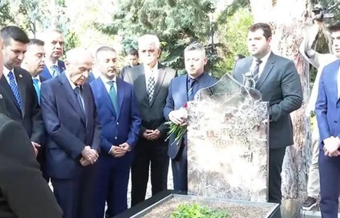 Türkeş'in mezarını ziyaret eden Bahçeli'den yeni anayasa mesajı