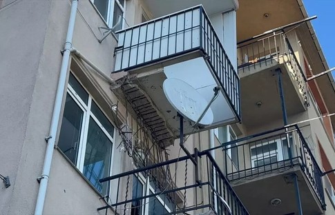 Fatih'te 3 katlı binanın balkonu çöktü! Bölgeye ekipler sevk edildi