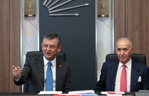 CHP'nin eski Genel Başkanı Hikmet Çetin'den Özgür Özel'e destek