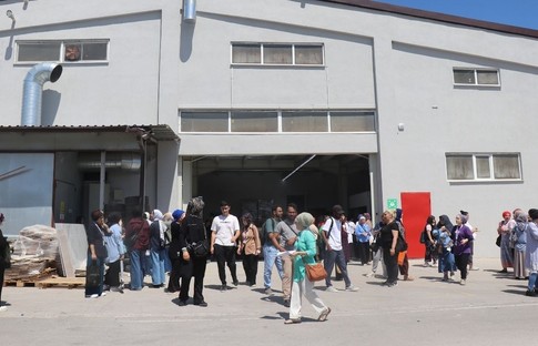 Depremin ardından fabrika tavanı çöktü: 3 kişi yaralandı