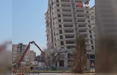 Kahramanmaraş'ta 12 katlı bina iş makinesinin üzerine devrildi