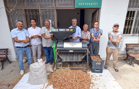 Badem üreticisi, kabuk soyma makinesiyle tasarruf edecek