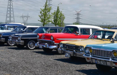 Klasik araçlar erkek sağlığı için İzmir yollarında