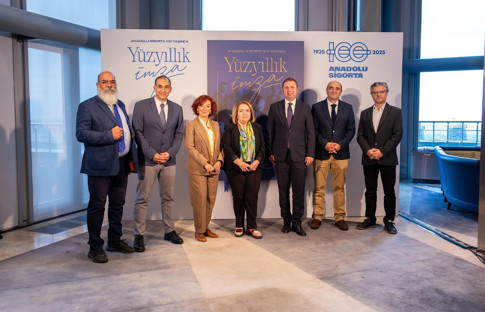 Cumhuriyet’le birlikte atılan imza, bir asır sonra kitaba dönüştü