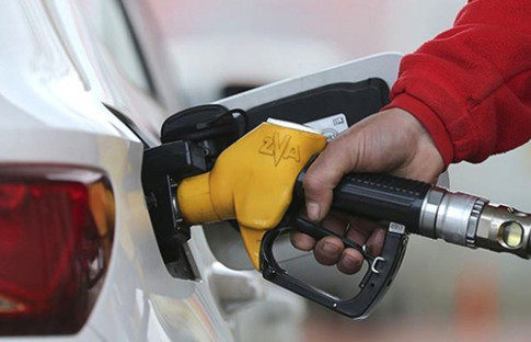 ABD'de benzin fiyatı 4,5 yıl sonra kritik sınırın altına indi