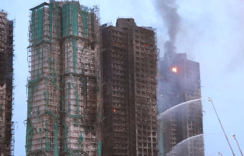 Hong Kong’daki büyük yangın güvenlik açığını ortaya çıkardı: İskele filesi yanıcı çıktı