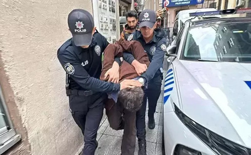 Beyoğlu'nda polise saldıran zanlının annesi konuştu: Benimle ölümü deneyimlemek istiyordu - Resim : 1