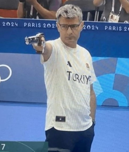 Cem Yılmaz da Yusuf Dikeç pozu verme akımına kapıldı - Resim : 1