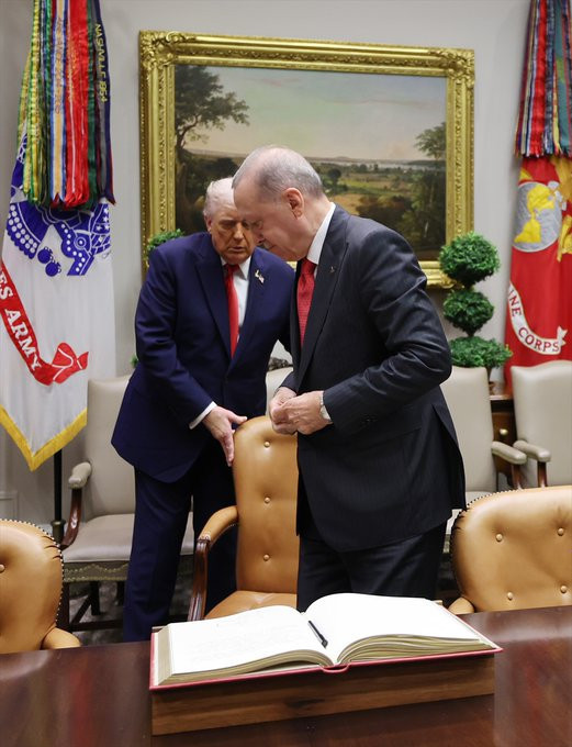 Trump’tan Erdoğan’a sandalye jesti: Daha önce 2 lidere de yapmıştı - Resim : 1