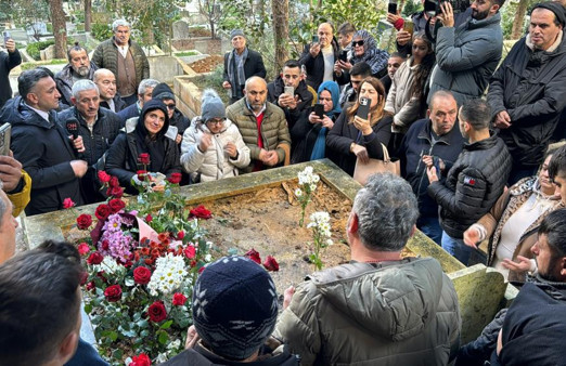 Ferdi Tayfur'un sevenleri kabrine akın etti: Duygu dolu anlar yaşandı - Resim : 1