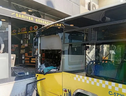 Üsküdar'da korkunç kaza: İETT otobüsü börekçiye girdi, yaralılar var - Resim : 1