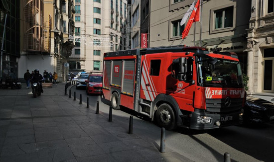 Beyoğlu’nda 5 katlı bir otelde yangın paniği! Çok sayıda ekip bölgede - Resim : 1