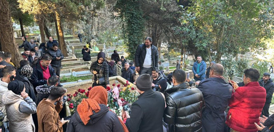 Ferdi Tayfur'un sevenleri kabrine akın etti: Duygu dolu anlar yaşandı - Resim : 2