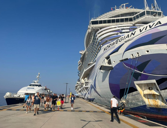 Dev gemi 'Norwegian Viva' Bodrum’a ilk kez demirledi! Gemide 1452 personel bulunuyor - Resim : 1
