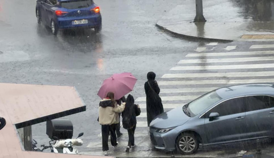 İstanbul&rsquo;u şiddetli yağış ve lodos vurdu: Vatandaşlar zor anlar yaşadı - Resim : 1