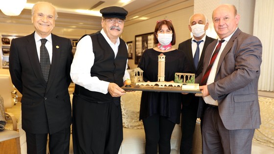 Çukurovalı gazetecilerden Konukoğlu’na onur ödülü