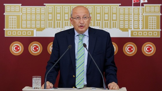 Çakırözer'den 'mükemmeliyet merkezi' tepkisi: İngiltere'deki bakanlık açıklıyor