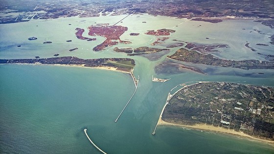 İtalya'da dev kruvaziyer gemileri Venedik Lagünü'ne giremeyecek