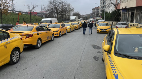 İstanbul'da taksilerden yeni tarife kuyruğu