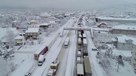 Karayolları: Bolu Dağı Tüneli iki yönde kontrollü olarak açıldı