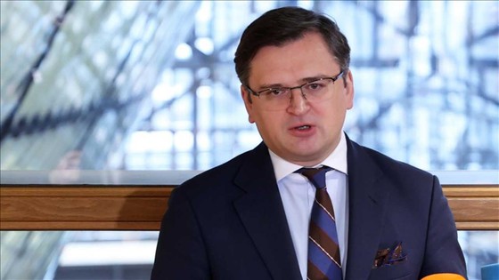 Kuleba: Mariupol'de 1582 sivil toplu mezarlara gömüldü