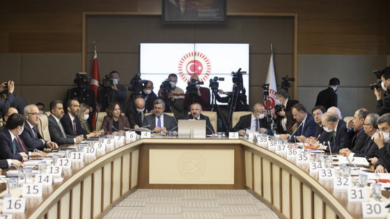 Propaganda yasaklarına cumhurbaşkanının da dahil edilmesi önergesi reddedildi