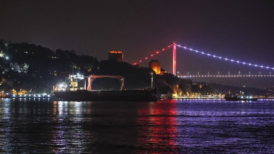 İstanbul Boğazı'nda gemi trafiği yeniden başladı