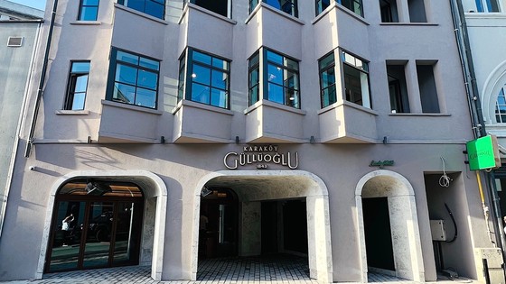 Karaköy Güllüoğlu yeni mağazasında hizmet vermeye başladı