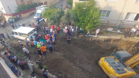 Define ararken göçük altında kaldı