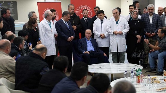 Cumhurbaşkanı Erdoğan, İstanbul'da tedavi gören madencileri ziyaret etti