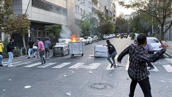İran’da Mahan Sadrat’ın idam hükmü durduruldu