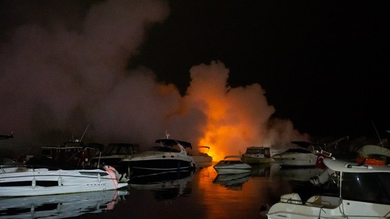 Kadıköy Caddebostan limanında 6 tekne yandı
