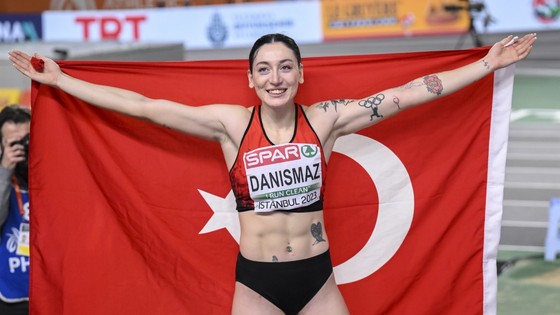 Tuğba Danışmaz üç adım atlamada altın madalya kazandı