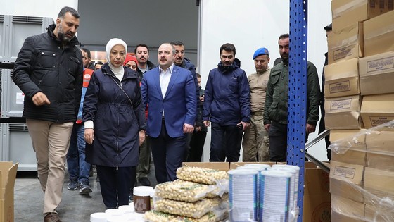 Bakan Varank’tan deprem bölgesindeki lojistik merkezine ziyaret