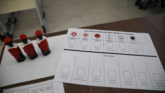 KKTC'de seçmenler, ara seçim için sandık başında