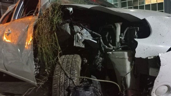 İzmir'de otomobil elektrikli motosiklete çarptı: 7 yaralı