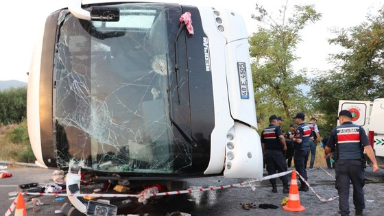 Katliam gibi kaza: 6 ölü 43 yaralı
