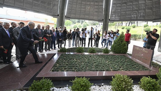 Kılıçdaroğlu, Menderes ve Özal'ın anıt mezarlarını ziyaret etti